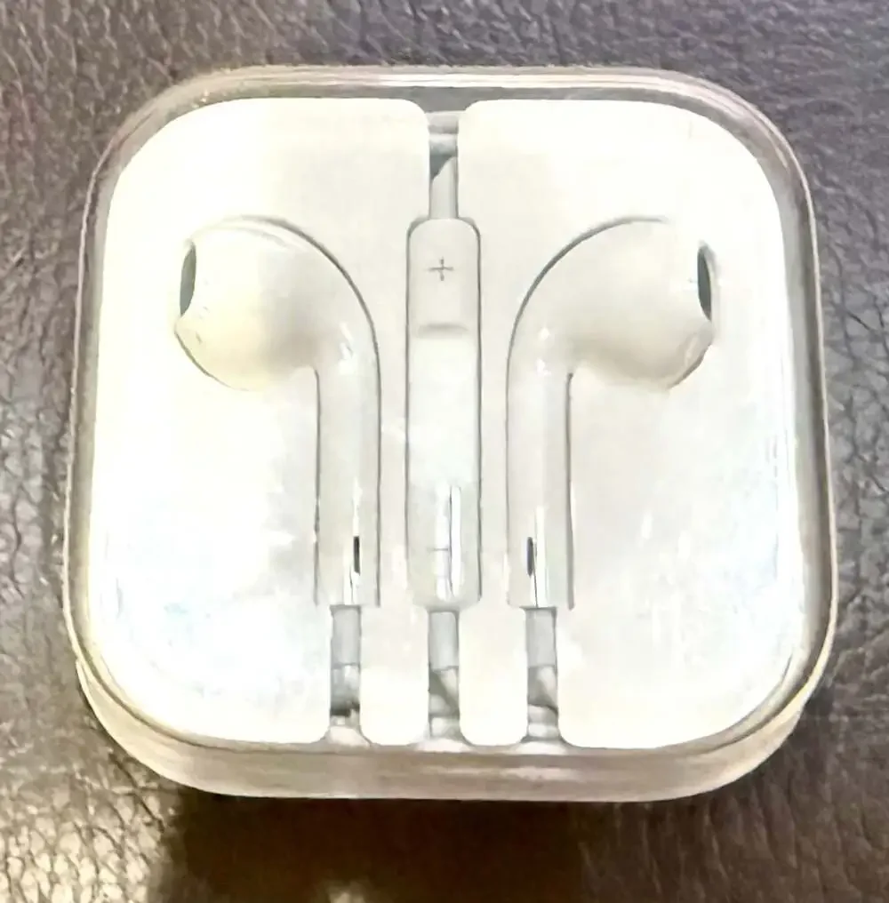 Apple EarPods with 3.5mm Headphone Plug